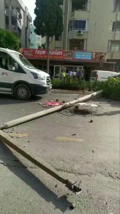 Panelvan Çarpmamak İçin Kaza Yaptı, Halk Otobüsü Hiçbir Şey Olmamış Gibi Yoluna Devam Etti
