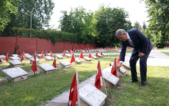 Milli Savunma Bakanı Akar, Romanya’da Türk Şehitliği’ni Ziyaret Etti