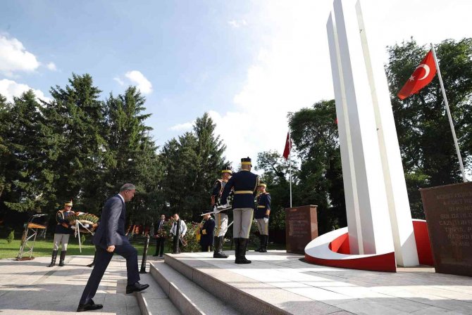 Milli Savunma Bakanı Akar, Romanya’da Türk Şehitliği’ni Ziyaret Etti