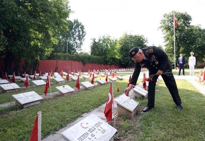Milli Savunma Bakanı Akar, Romanya’da Türk Şehitliği’ni Ziyaret Etti