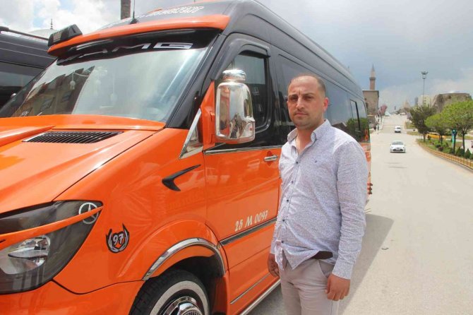 Minibüs Şoförü Bayılan Yolcuyu Güzergah Değiştirip Hastaneye Yetiştirdi