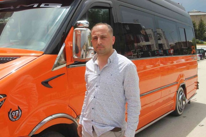 Minibüs Şoförü Bayılan Yolcuyu Güzergah Değiştirip Hastaneye Yetiştirdi