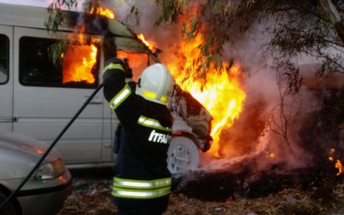 Park Halindeki Minibüs Küle Döndü