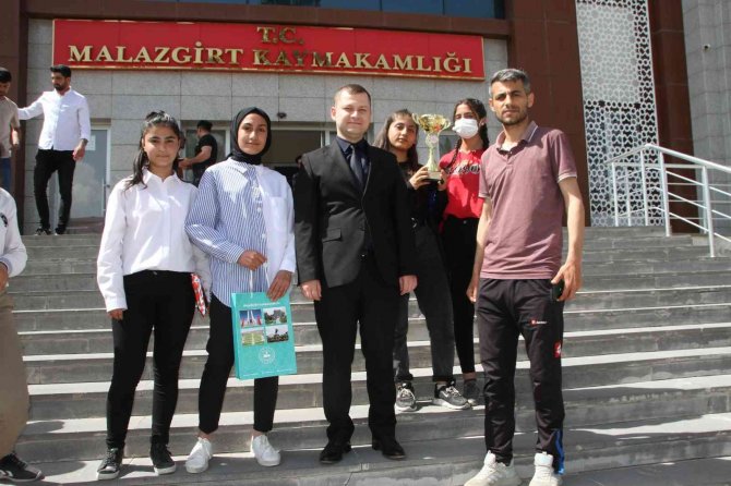 Kaymakam Demirer’den Başarılı Sporculara Ödül