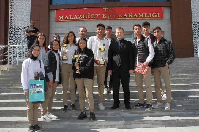 Kaymakam Demirer’den Başarılı Sporculara Ödül