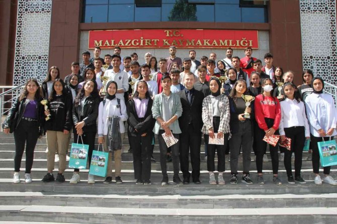 Kaymakam Demirer’den Başarılı Sporculara Ödül