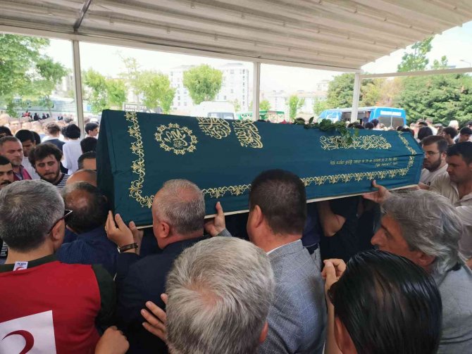 Büyükçekmece’de Kazada Ölen 2 Genç Son Yolcuğuna Uğurlandı