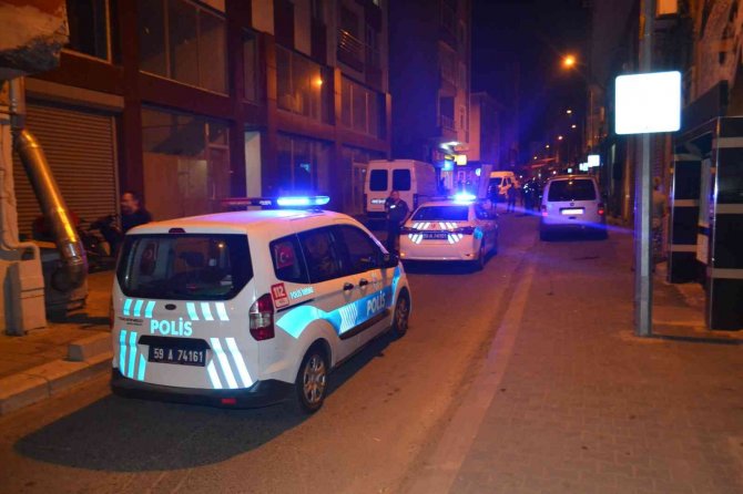 Yol Kenarında Oturan Adamı Göğsünden Bıçaklayarak Öldürdü