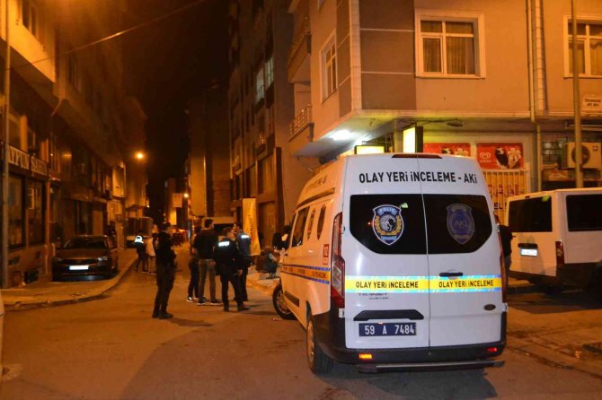 Yol Kenarında Oturan Adamı Göğsünden Bıçaklayarak Öldürdü
