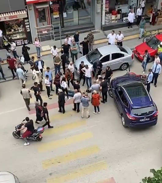 Motosiklet Sürücüsünün Ölümden Döndüğü Anlar Güvenlik Kamerasına Yansıdı