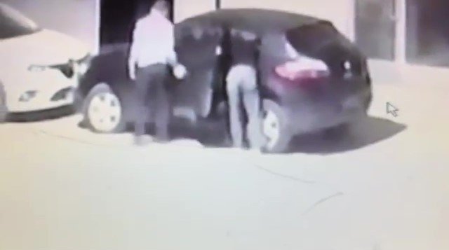 Sultanbeyli’de Gece Vakti Otomobilden Para Ve Giysi Çaldılar