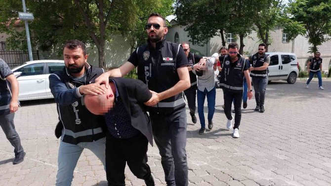 Samsun’da Çiftlik Evde Ele Geçen 2’si Kaleşnikof Çok Sayıda Silahla İlgili 3 Kişi Adliyeye Sevk Edildi