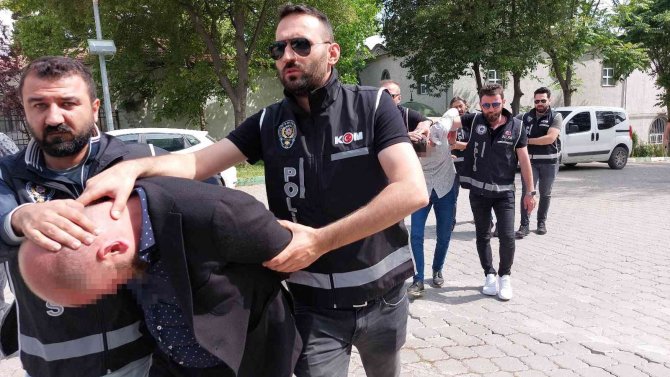 Samsun’da Çiftlik Evde Ele Geçen 2’si Kaleşnikof Çok Sayıda Silahla İlgili 3 Kişi Adliyeye Sevk Edildi