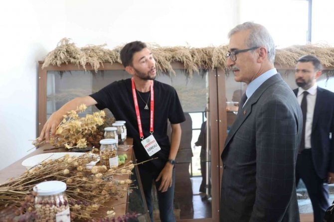 Savunma Sanayii Başkanı İ̇smail Demir, Altınova’da Tıbbı Aromatik Bahçesini Gezdi