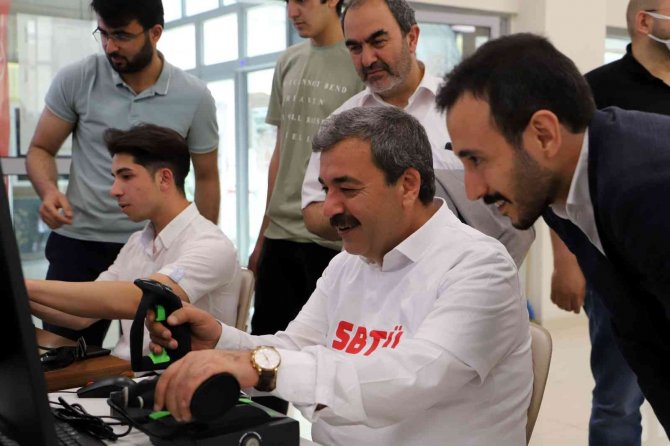 Bilim Ve Teknoloji Üniversitesi Sahaya İndi