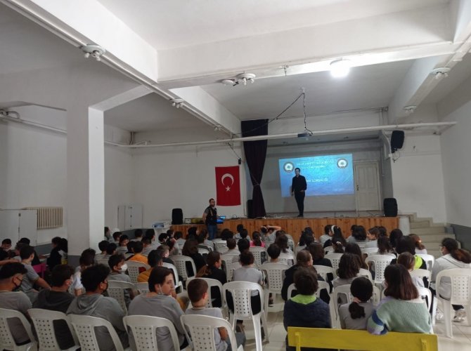 Polisten Öğrencilere Bilgilendirme