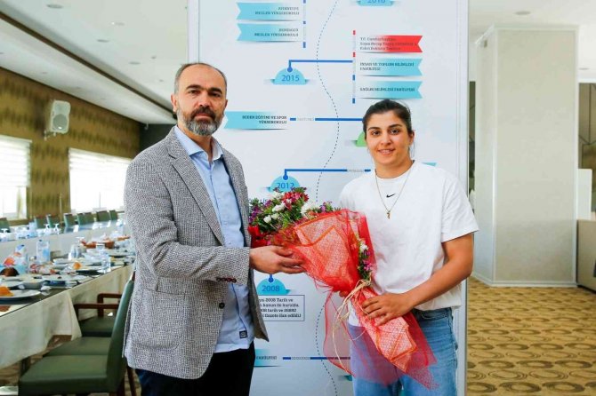 Şampiyon Boksör Sürmeneli’ye Plaket