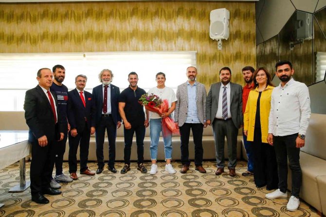 Şampiyon Boksör Sürmeneli’ye Plaket
