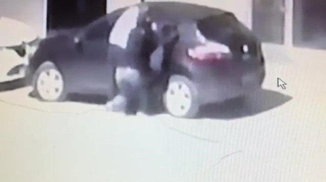 Sultanbeyli’de Gece Vakti Otomobilden Para Ve Giysi Çaldılar