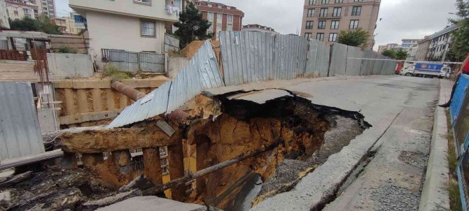 Sultangazi’de İnşaat Alanı Yanındaki Yol Çöktü