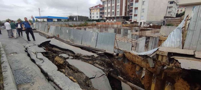 Sultangazi’de İnşaat Alanı Yanındaki Yol Çöktü