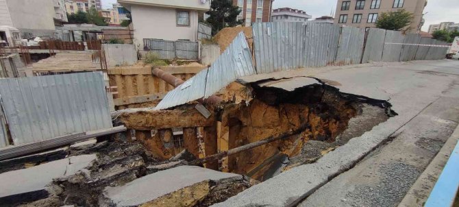 Sultangazi’de İnşaat Alanı Yanındaki Yol Çöktü