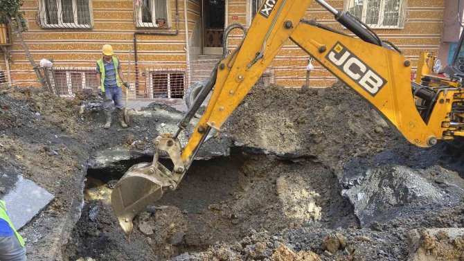 Sultangazi’de İ̇ski̇’nin Çalışma Yaptığı Esnada Doğalgaz Borusu Patladı