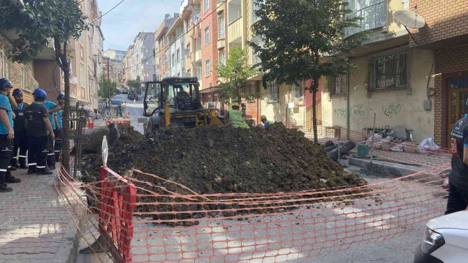 Sultangazi’de İ̇ski̇’nin Çalışma Yaptığı Esnada Doğalgaz Borusu Patladı