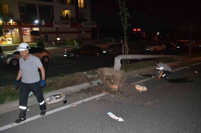 Çorlu’da Hayrete Düşüren Kaza: Çarptığı Direği Yerinden Çıkardı, Aracını Üzerinden Kurtarıp Kaçtı