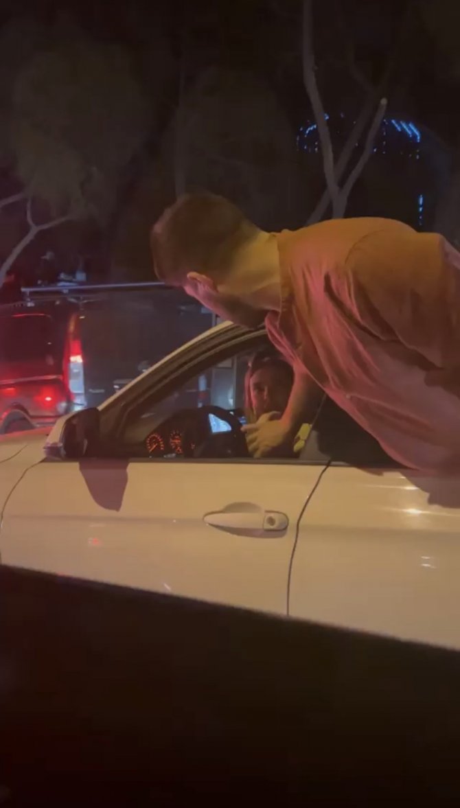 Taksim’de Trafikte Maganda Dehşeti: Camdan Sarkıp Vuramayınca, İnip Taksiciye Saldırdı