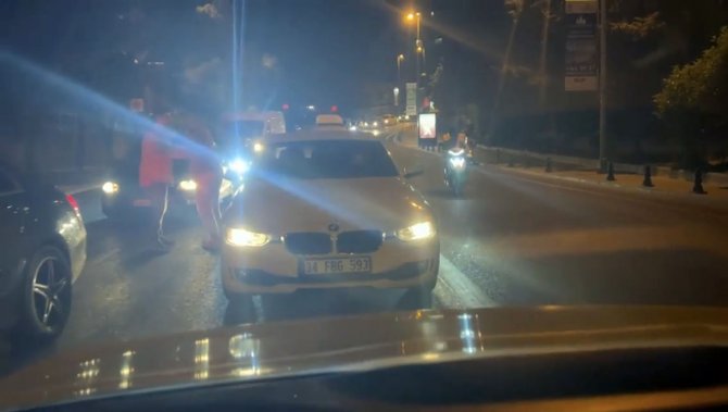 Taksim’de Trafikte Maganda Dehşeti: Camdan Sarkıp Vuramayınca, İnip Taksiciye Saldırdı