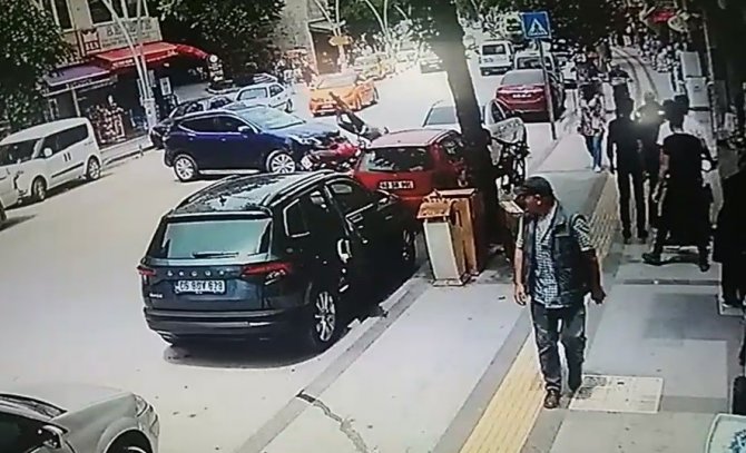 Motosiklet Sürücüsünün Ölümden Döndüğü Anlar Güvenlik Kamerasına Yansıdı