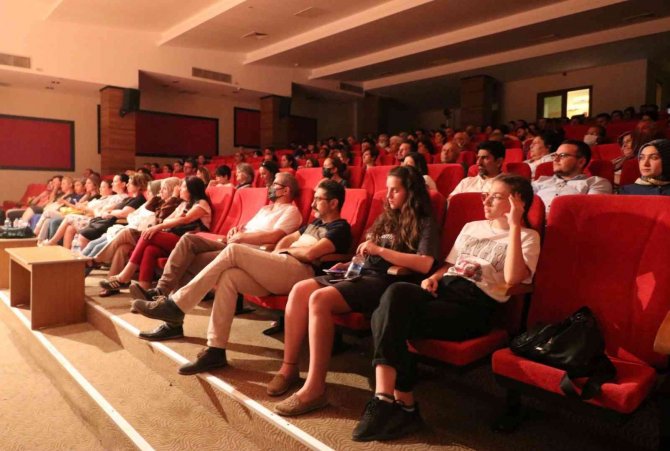 Turgutlu Belediyesi Tiyatrosu “Cimri” İle İkinci Kez Perdelerini Açtı