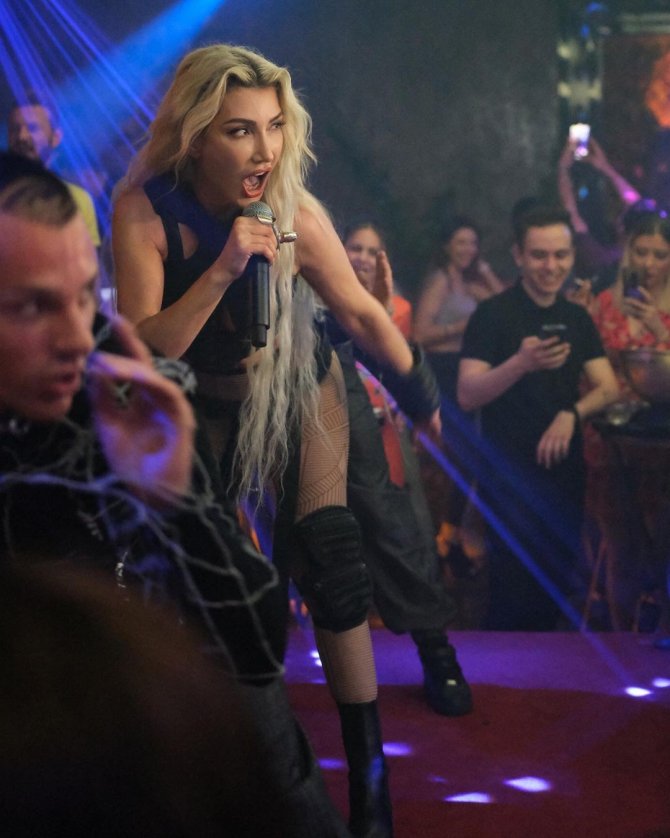 Hande Yener’e Mascotte Sahnesinde Öyle Bir Soru Geldi Ki!