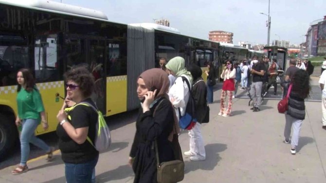 Üsküdar-çekmeköy Metrosu Arızalandı, Vatandaş İsyan Etti