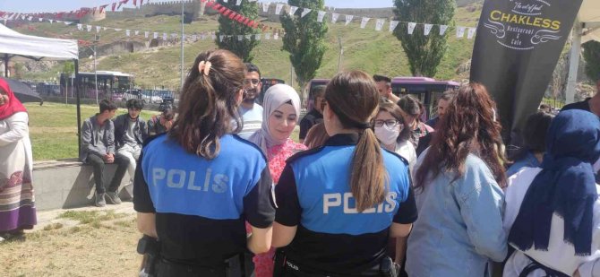 Van Polisi Halkı Bilgilendirmeye Devam Ediyor