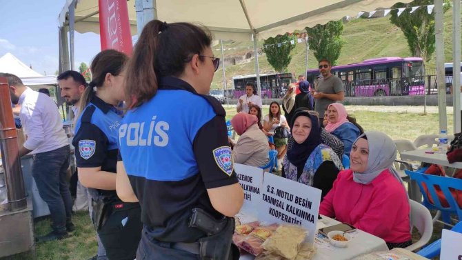 Van Polisi Halkı Bilgilendirmeye Devam Ediyor