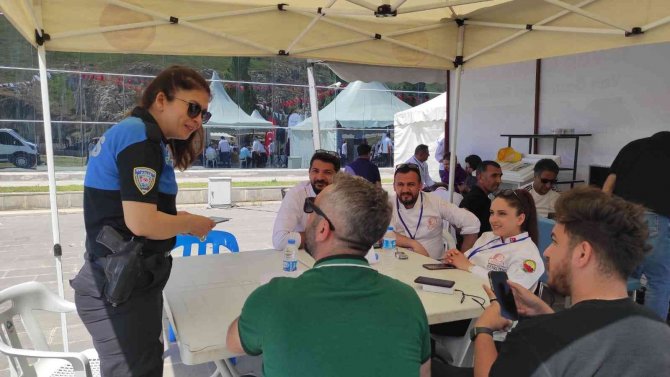 Van Polisi Halkı Bilgilendirmeye Devam Ediyor