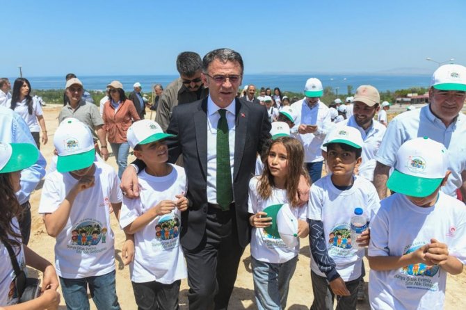 Vali Dr. Ozan Balcı Öğrencilerle Fidan Dikti