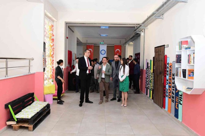 Çatak’ta ‘Geri Dönüşüm Koridor Kütüphanesi’ Açıldı