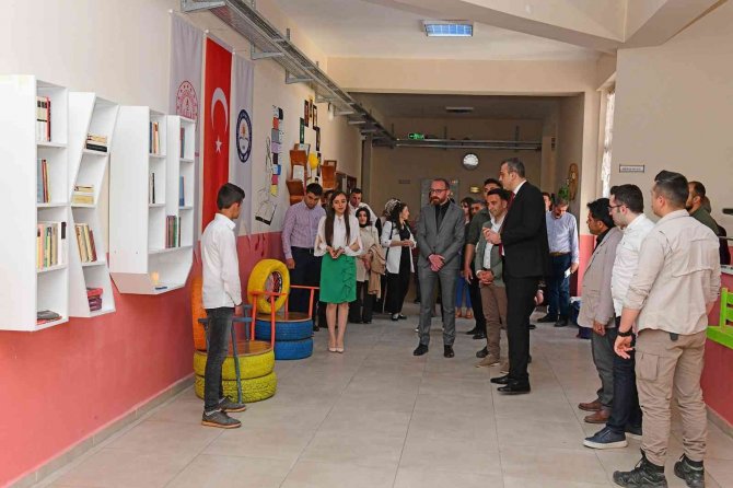 Çatak’ta ‘Geri Dönüşüm Koridor Kütüphanesi’ Açıldı