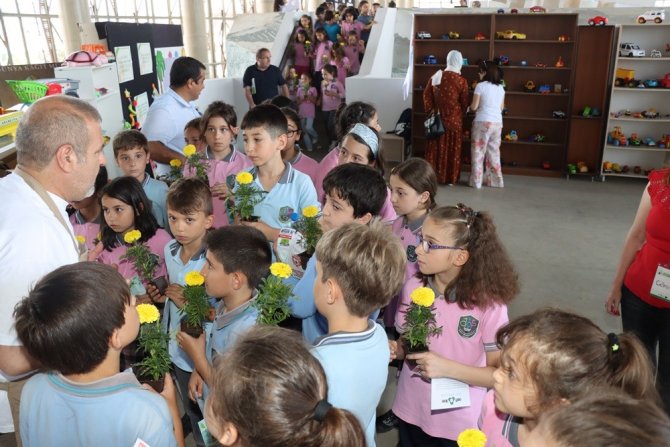 Yalova Belediyesi 10 Bin Adet Geri Dönüşüm Oyuncağını Çocuklara Dağıttı
