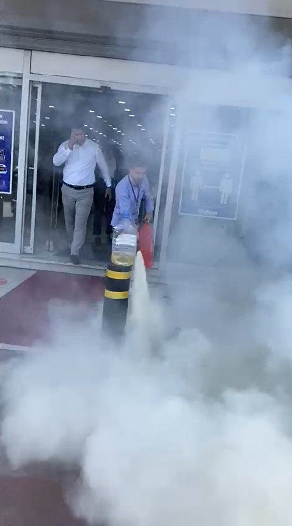 Satın Aldığı Televizyonu Tamir Edilmeyince Mağaza Önünde Yaktı