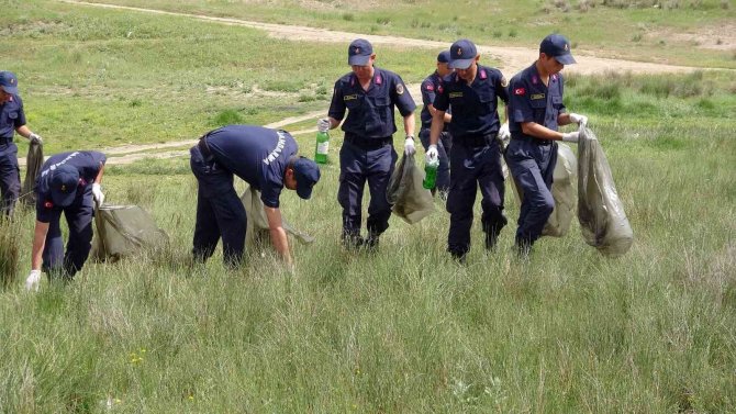 Yozgat’ta Jandarma Ekipleri, Topçu Göleti Ve Çevresinde Temizlik Yaptı