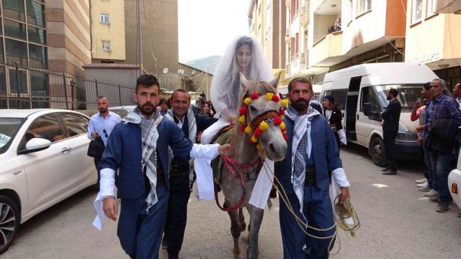Yüksekova’da ‘Atlı Gelin’ Geleneği