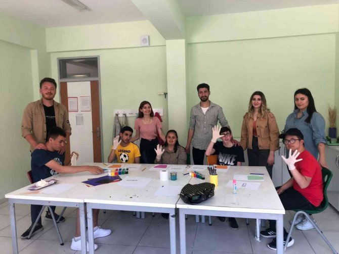 Zbeü İ̇letişim Fakültesi Öğrencilerilerinden Gönüllülük Projesi