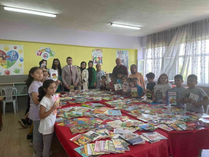 “Bir Kitap Bir İ̇nsan” Kampanyasında Serdaroğlu İ̇lkokuluna Kitap Bağışlandı
