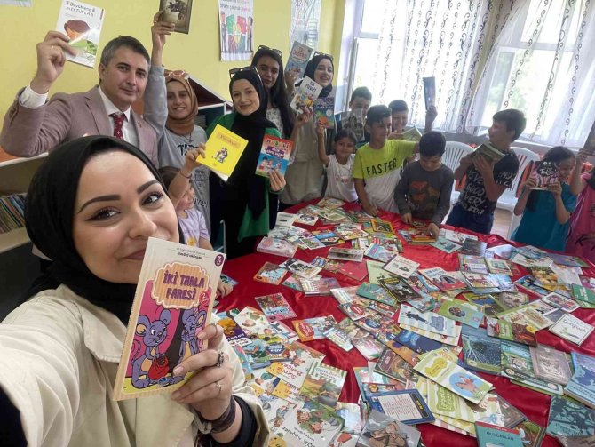 “Bir Kitap Bir İ̇nsan” Kampanyasında Serdaroğlu İ̇lkokuluna Kitap Bağışlandı