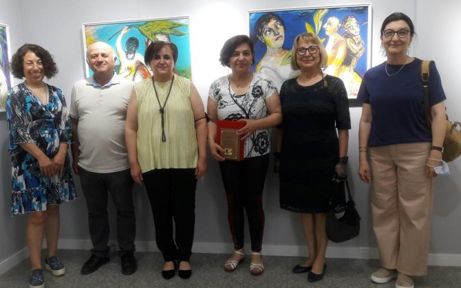 Ressam Şerife Ballı’ya 30. Yıl Plaketi