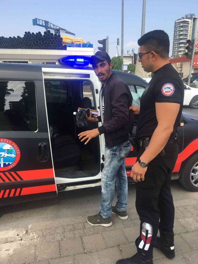Adana’da Kavşaklarda Dilenen Ve Cam Silen 80 Kişi Yakalandı